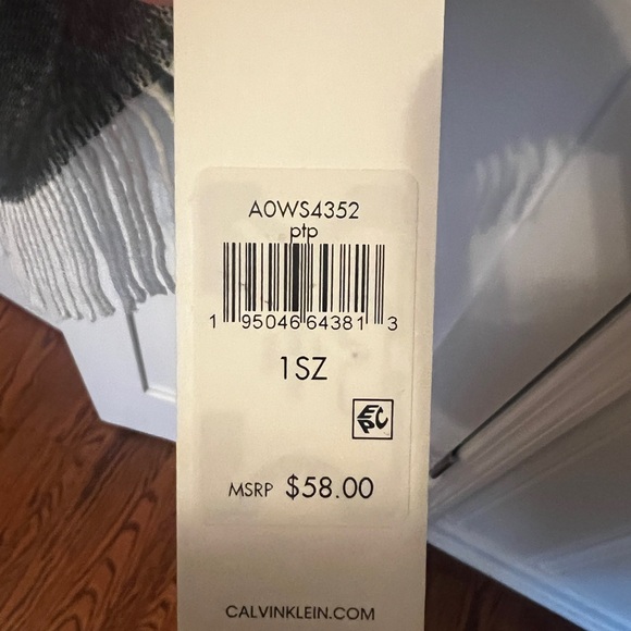 Calvin Klein scarf, new with tags - Picture 4 of 4